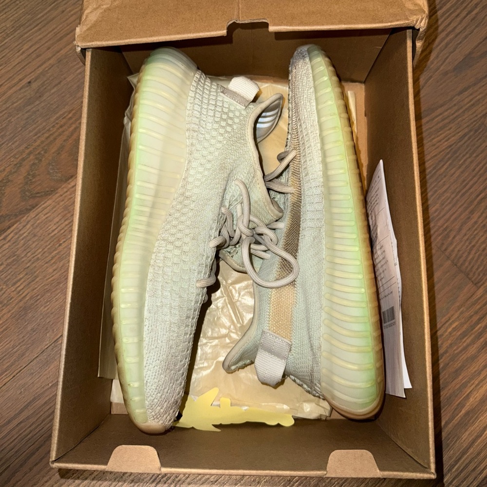 Yeezy Boost 350 V2 Hyperspace - Picture 2 of 5